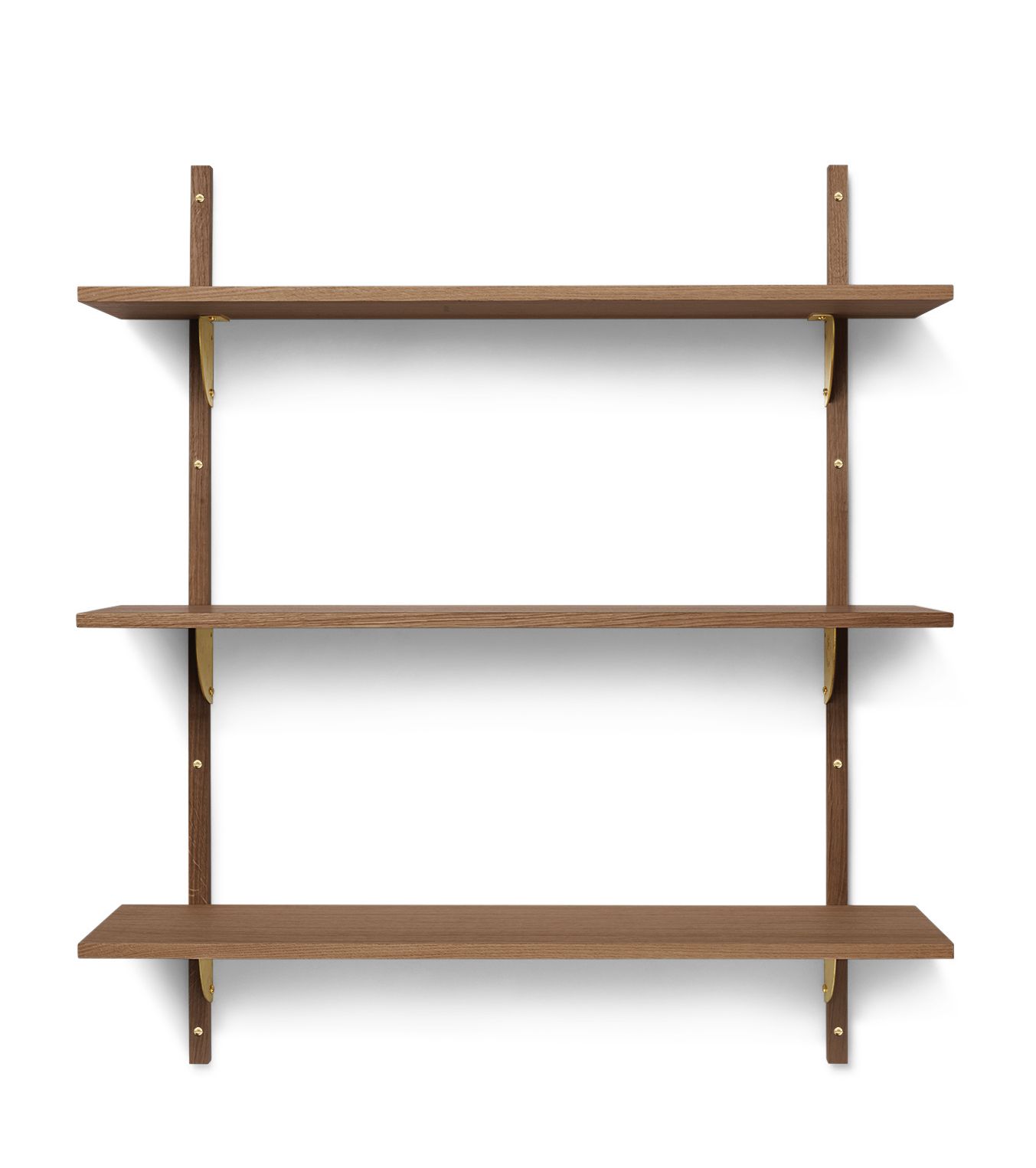 Ferm Living Sector Wandregal mit drei braunen Regalböden und goldfarbenen Halterungen.
