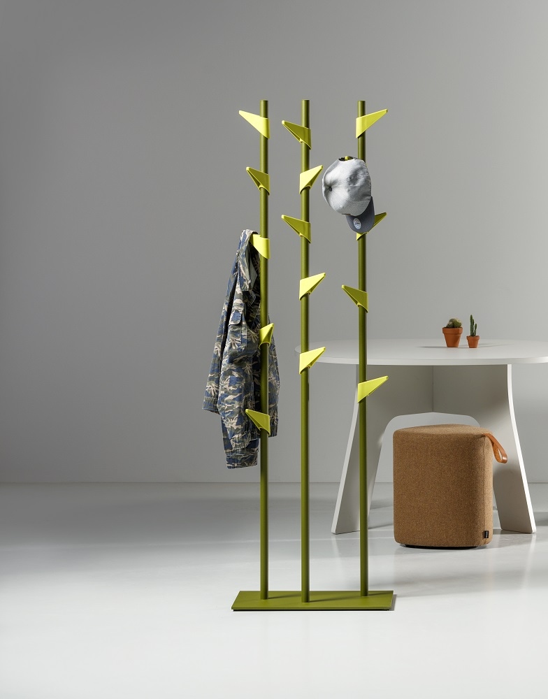 Cascando Standgarderobe aus Bambus mit Jacke und Kappe, moderne Garderobenlösung für Büro und Zuhause.