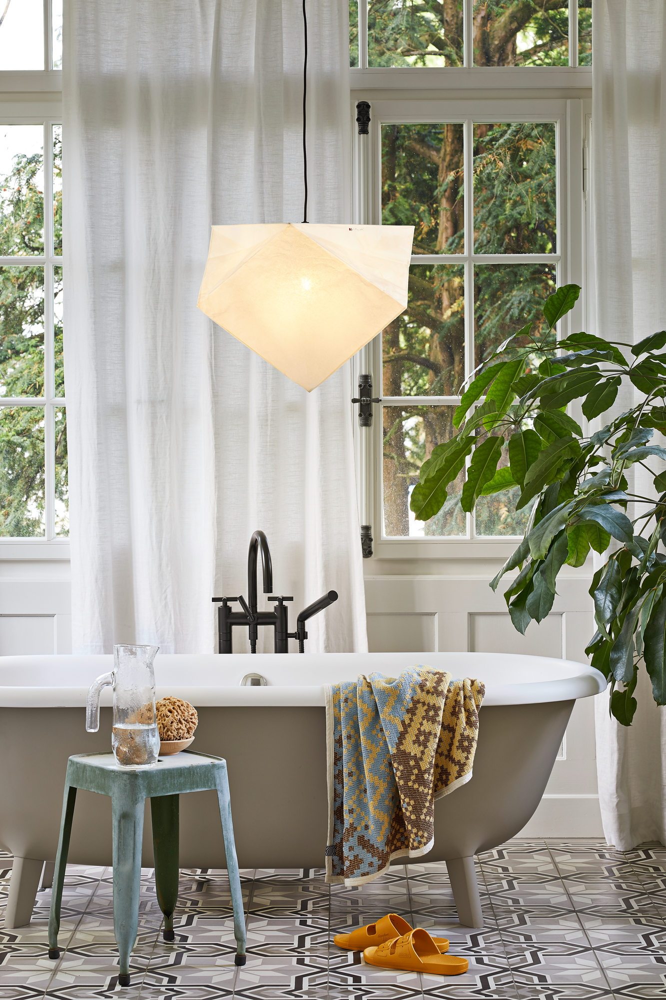 Akari YP1 Pendelleuchte über Badewanne. Japanische Papierlampe für sanftes Licht im Badezimmer.