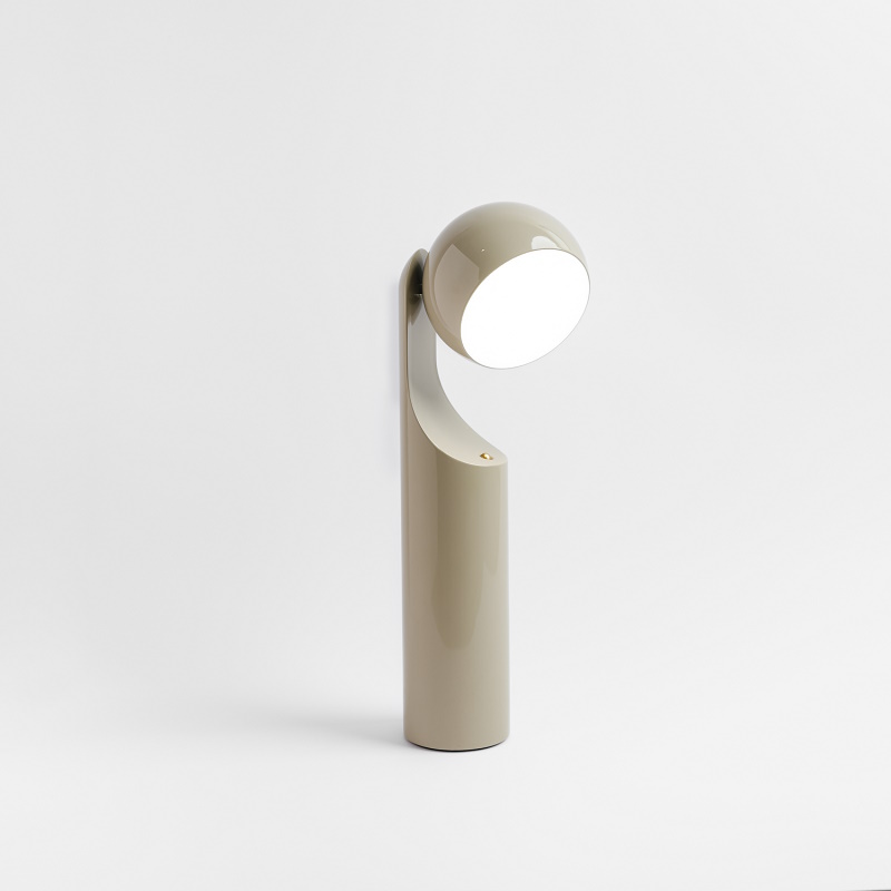 Beige Mono Portable Reading Lamp von house of home: Akkuleuchte / Tischleuchte.