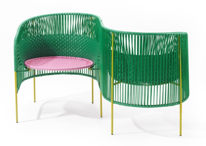 Caribe Vis a Vis Bank: Smaragdgrüne Outdoor-Bank mit rosa Sitzfläche und gelben Beinen.