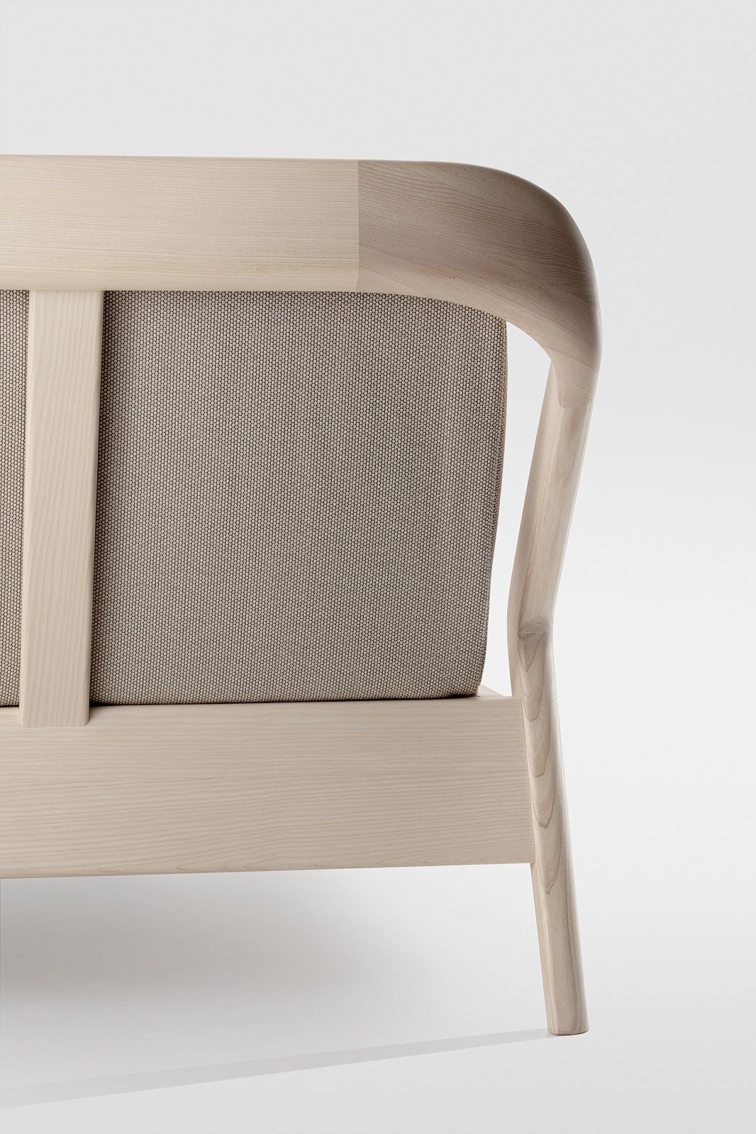 Detailansicht Friday Night Bett: Massivholz Bettrahmen mit Stoffbezug, helle Holzfarbe.