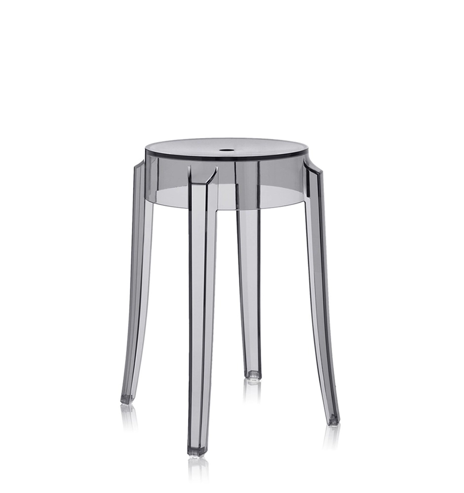 Transparenter Kartell Hocker "Charles Ghost" mit drei Beinen, modernes Design für Wohnzimmer und Küche.