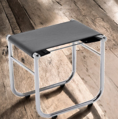 Cassina Hocker "9 Tabouret" mit schwarzer Sitzfläche und verchromtem Stahlrohr-Gestell. Design Hocker.