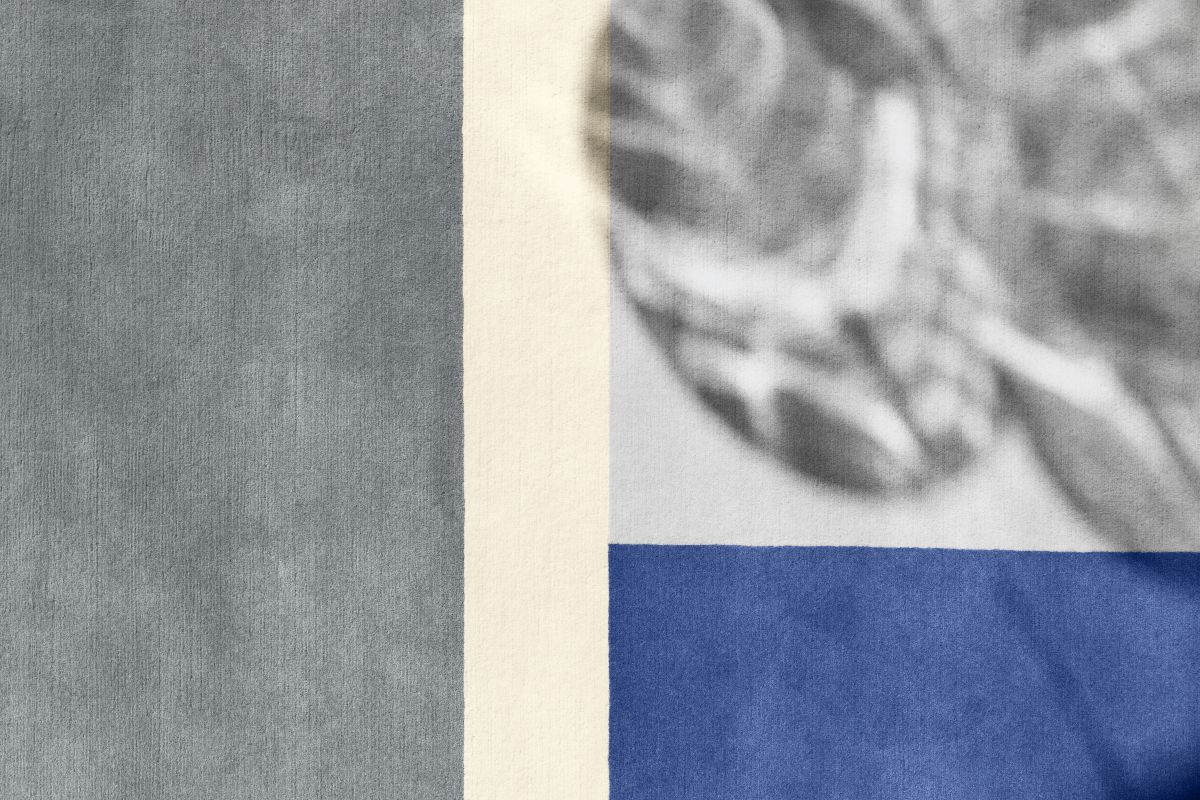 Detailaufnahme des ClassiCon Roquebrune Teppichs (300x300cm) mit grauem, beigem und blauem Farbdesign. Hochwertiger Teppich für modernes Wohnen.