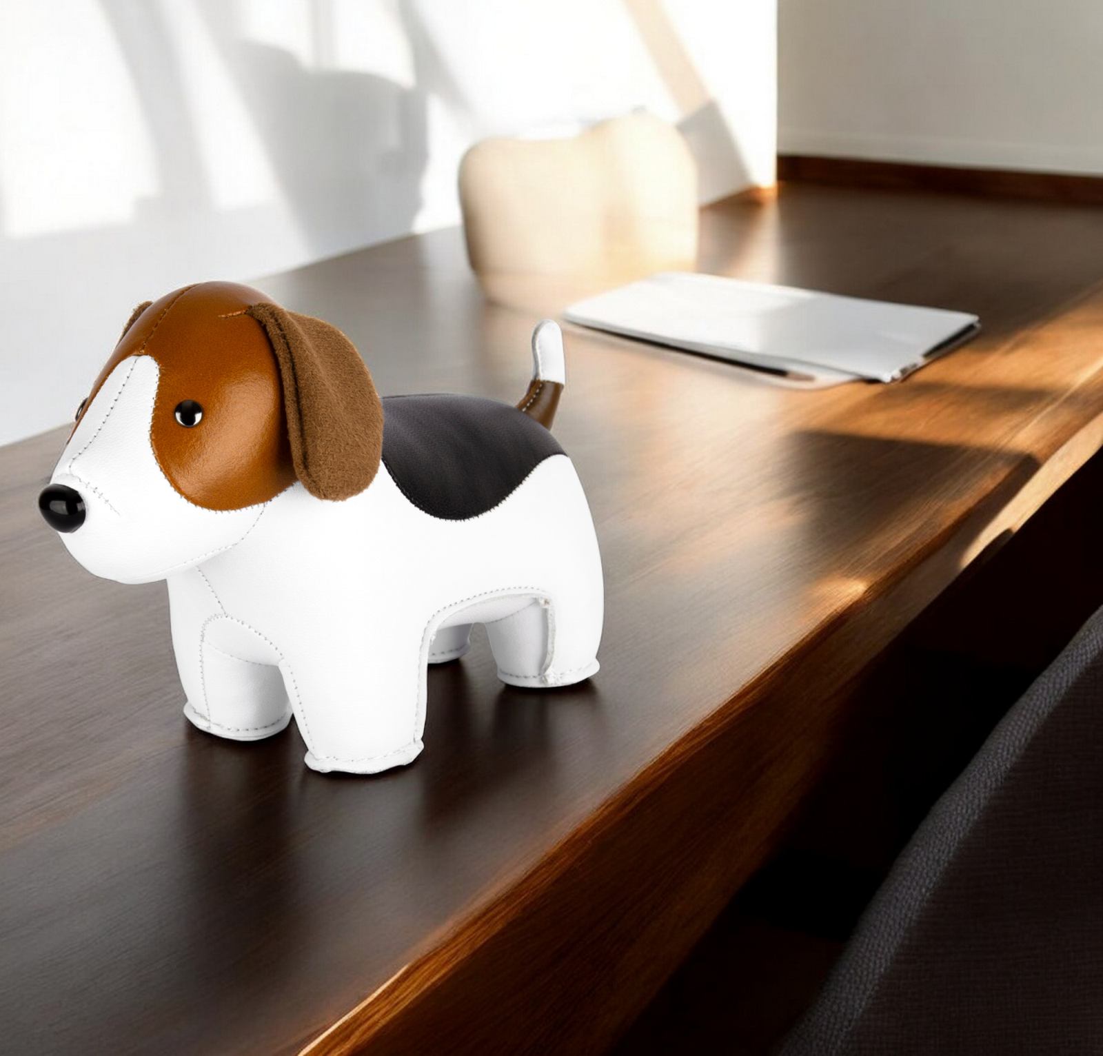 Briefbeschwerer Beagle Züny: Detailaufnahme des dekorativen Hunde Briefbeschwerers aus Kunstleder auf einem Schreibtisch.