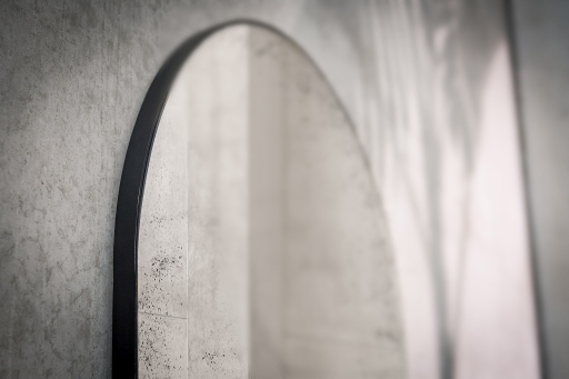 Detailansicht des Ethnicraft Gate Spiegels: Ovaler Bodenspiegel mit schwarzem Rahmen, modernes Design für Wohnzimmer und Schlafzimmer.