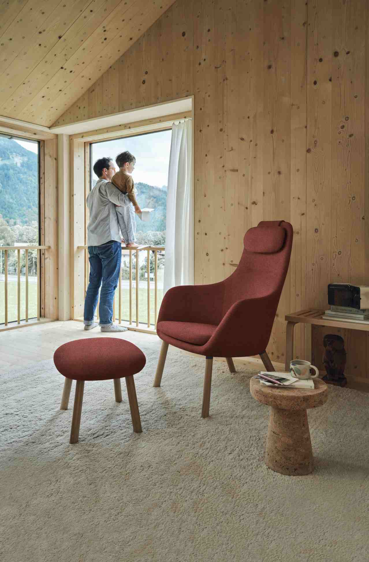 Roter Hal Lounge Chair Sessel mit Ottoman von Vitra in modernem Wohnzimmer.