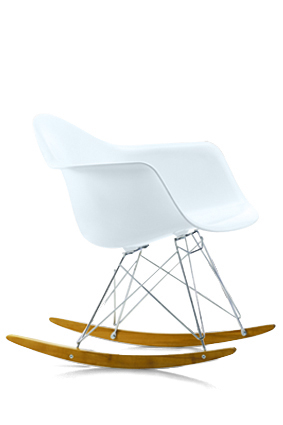 Weißer RAR Schaukelstuhl von Vitra, Designklassiker aus dem Jahr 1950, Miniatur-Ausführung.