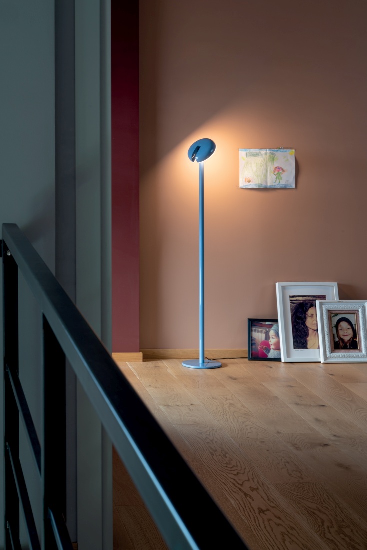 Hellblaue Cabriolette Stehleuchte von Martinelli Luce, modernes Design für Wohnzimmer und Schlafzimmer.