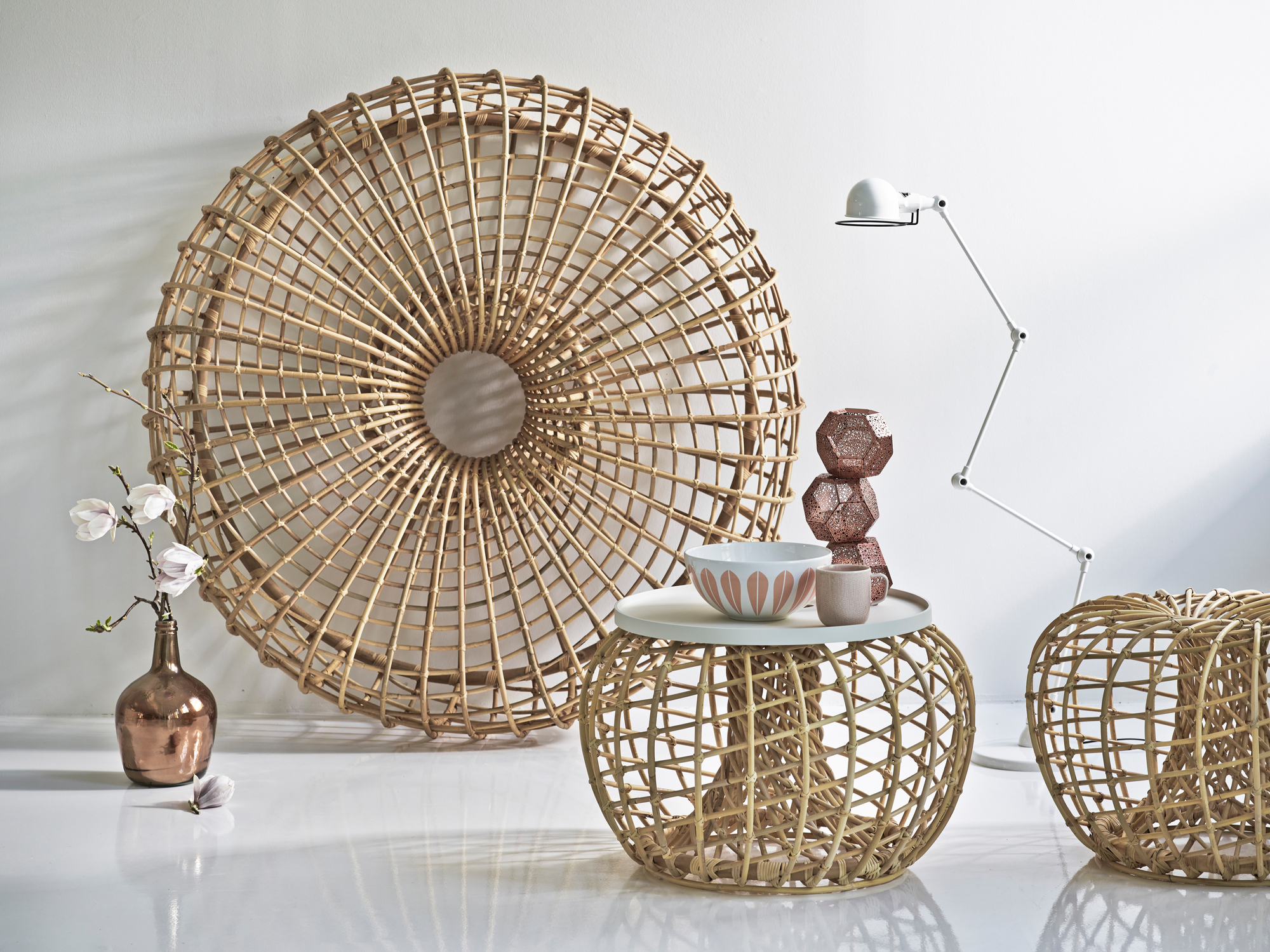 Nest Indoor Hocker von Cane-Line: Großes, rundes Rattanhocker-Design mit Tischplatte und Deko.