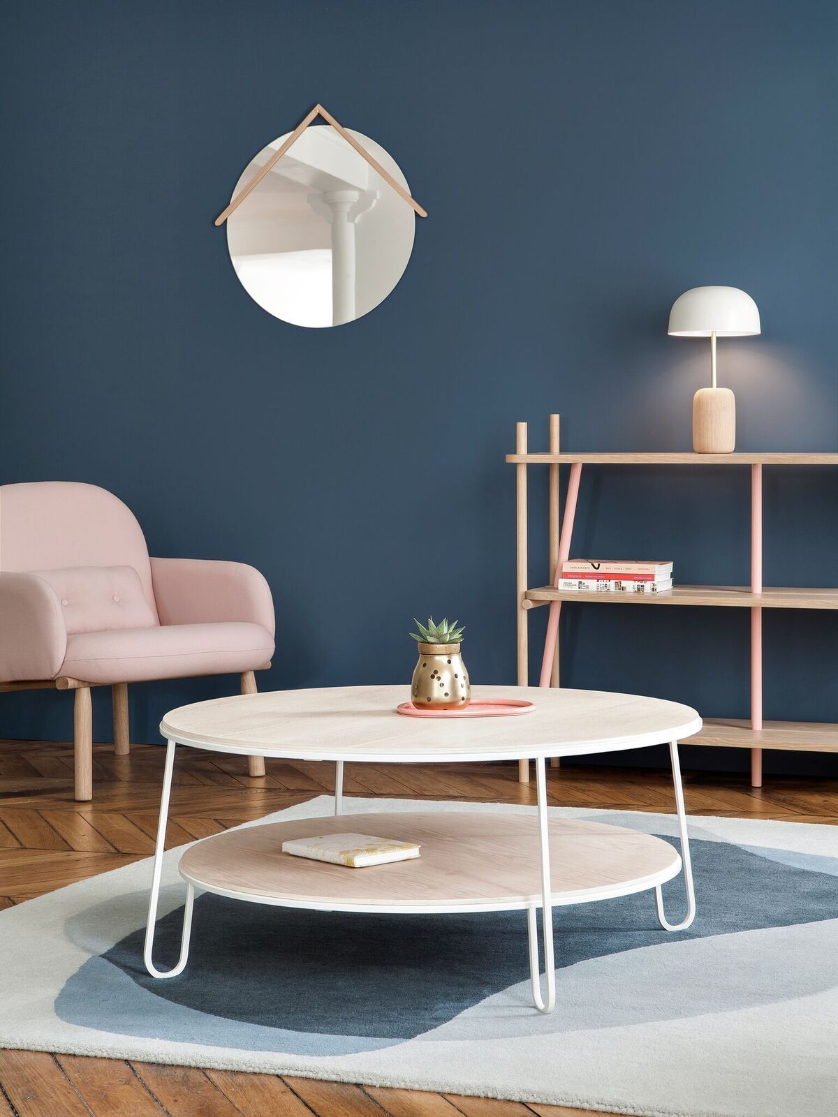 Eugenie Couchtisch von Hartô, runder Wohnzimmertisch mit Ablage und weißem Metallgestell.