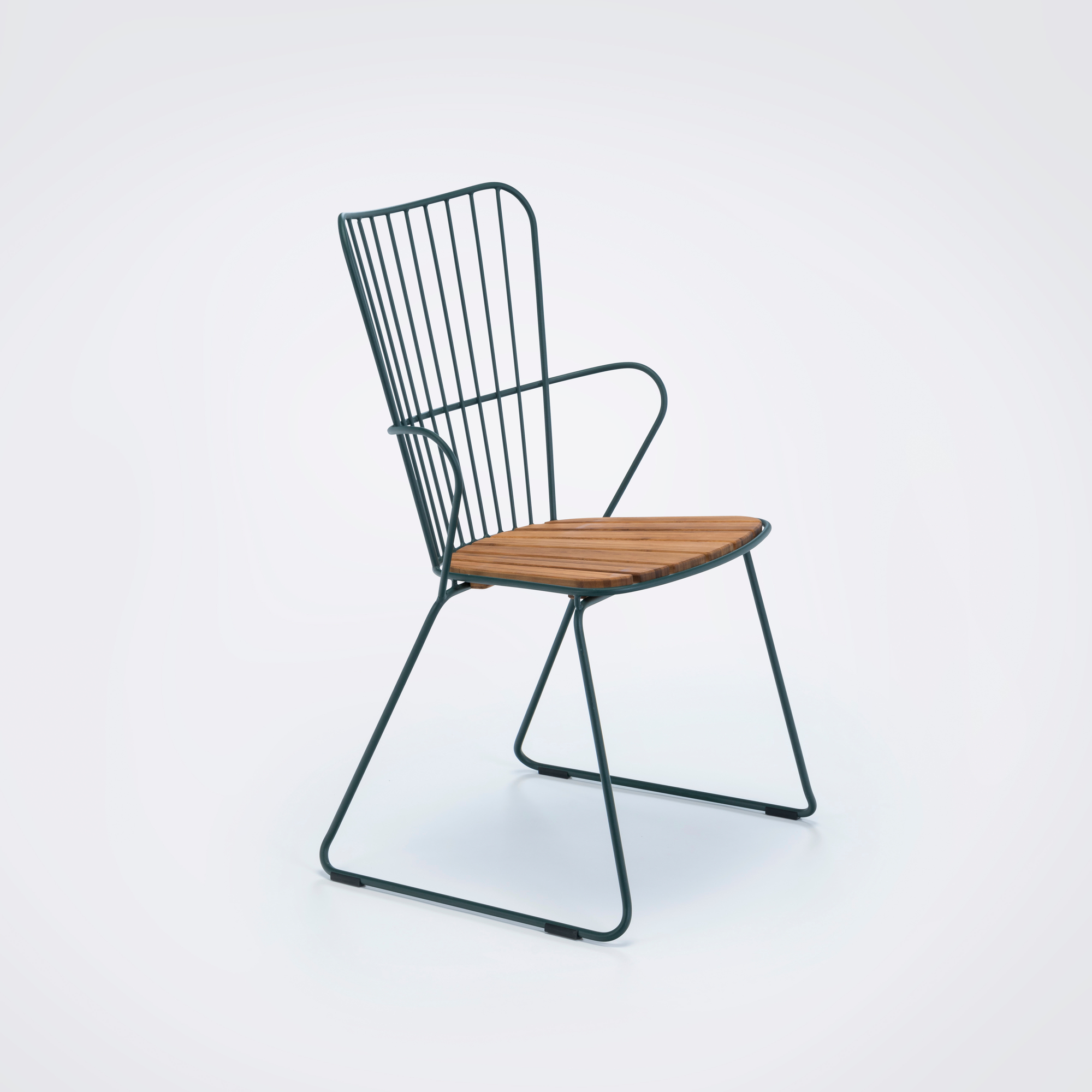 Paon Outdoor Stuhl in Kieferngrün: Gartenstuhl mit Armlehnen und Holzlatten-Sitzfläche für den Außenbereich.