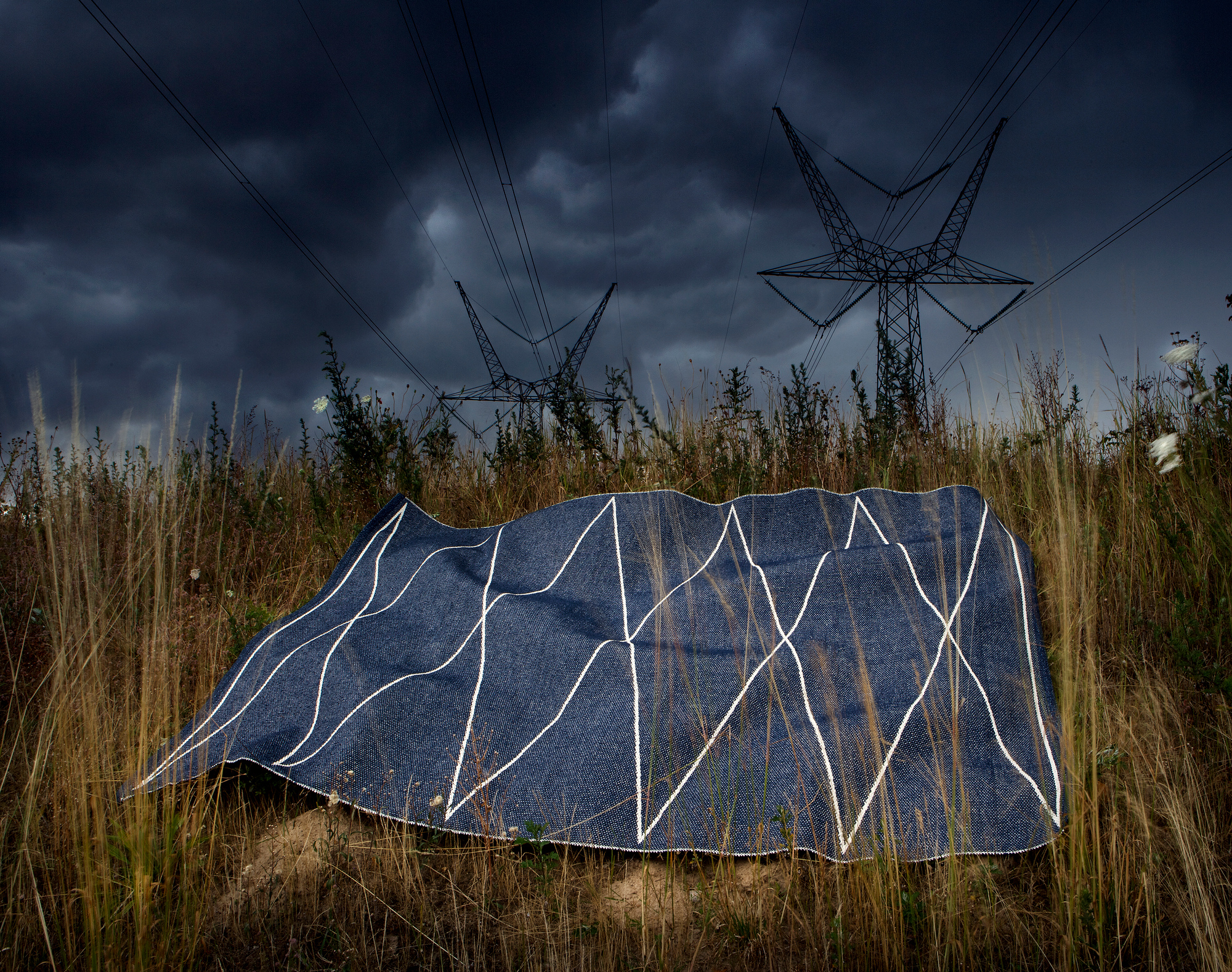 Pappelina Teppich Max, 180x260 cm, blauer Kunststoffteppich mit weißem Muster im Außenbereich.