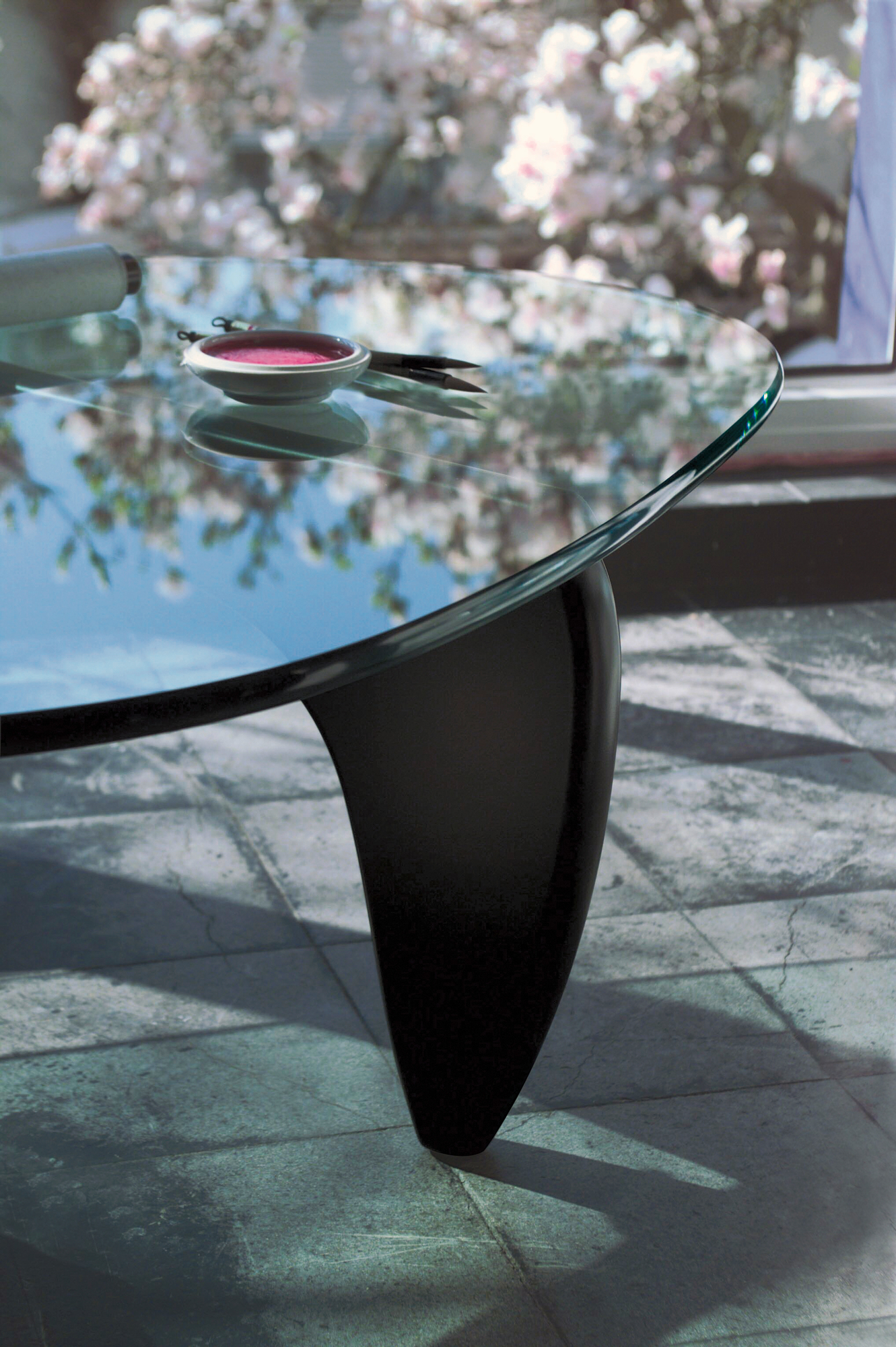 Nussbaumfarbener Noguchi Coffee Table Couchtisch von Vitra mit Glasplatte und Design-Untergestell.