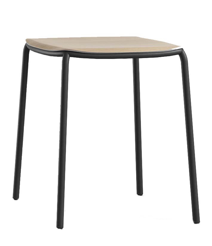 Nate S Hocker von Brunner: Moderner Hocker mit Holz-Sitzfläche und schwarzem Metallgestell.