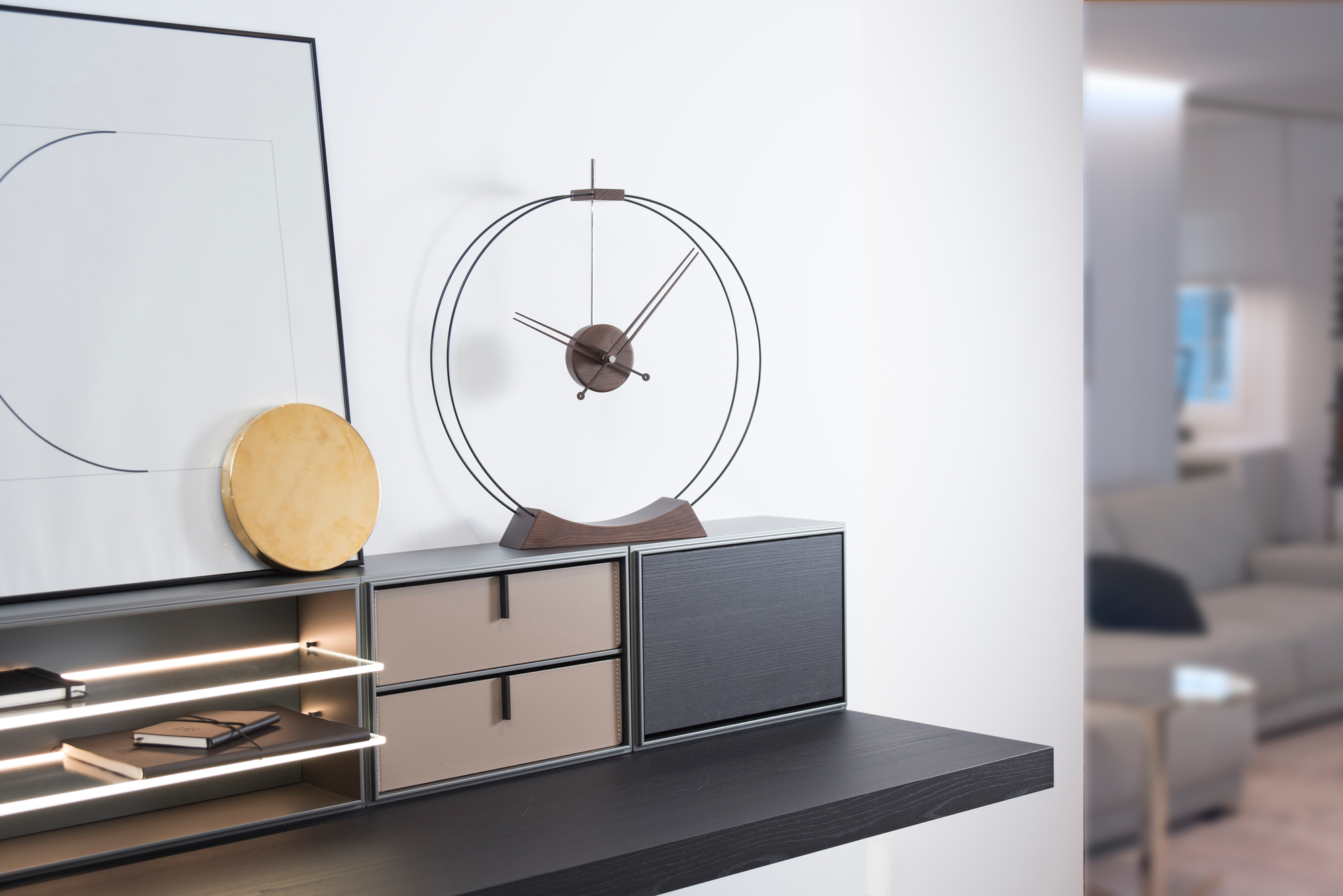 Aire Tischuhr von Nomon auf einem modernen Sideboard, minimalistisches Design für stilvolle Wohnräume.