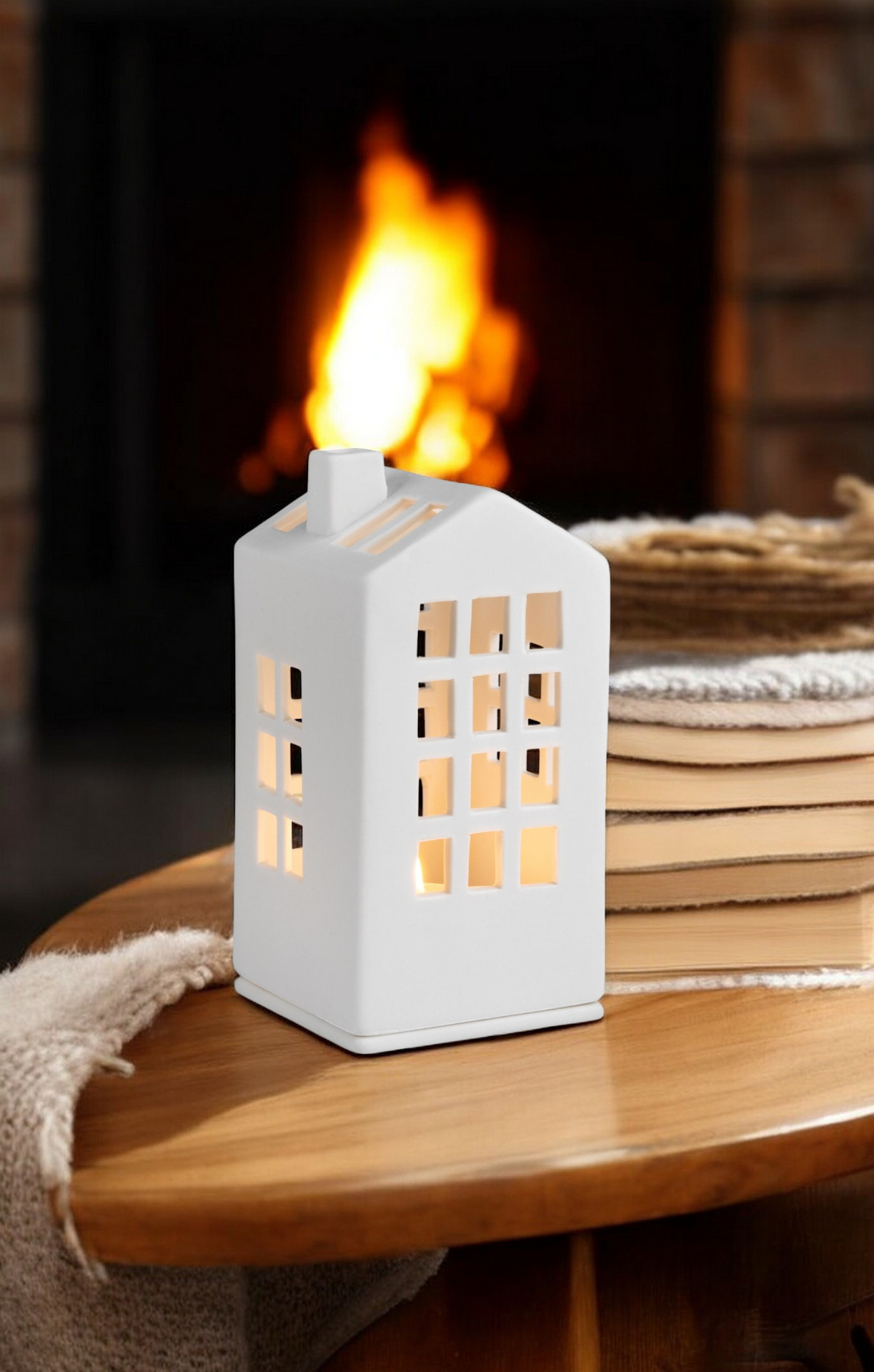 Weißes Lichthaus "Rathaus" von Räder, ein dekoratives Wohnaccessoire für stimmungsvolle Beleuchtung im Innenbereich.