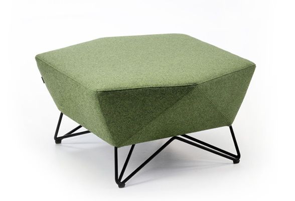 Grüner 3angle Hocker von Prostoria mit schwarzem Metallgestell, moderner Sitzhocker für Wohnzimmer und Büro.
