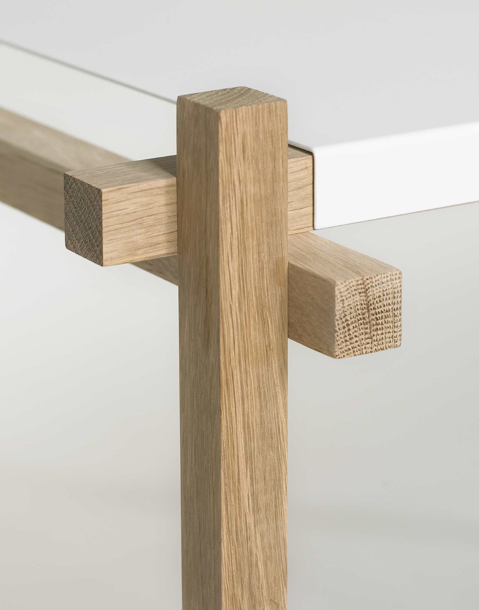 Detailaufnahme des Woody Low Regals von Hay, zeigt die Holzstruktur und weiße Ablagefläche.