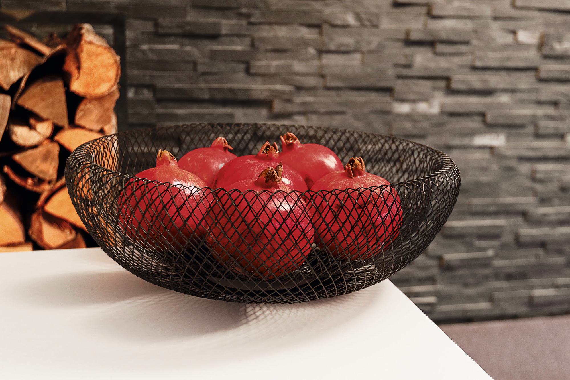 Philippi Mesh Schale XL gefüllt mit roten Granatäpfeln, dekorative Drahtschale für Obst und Deko.