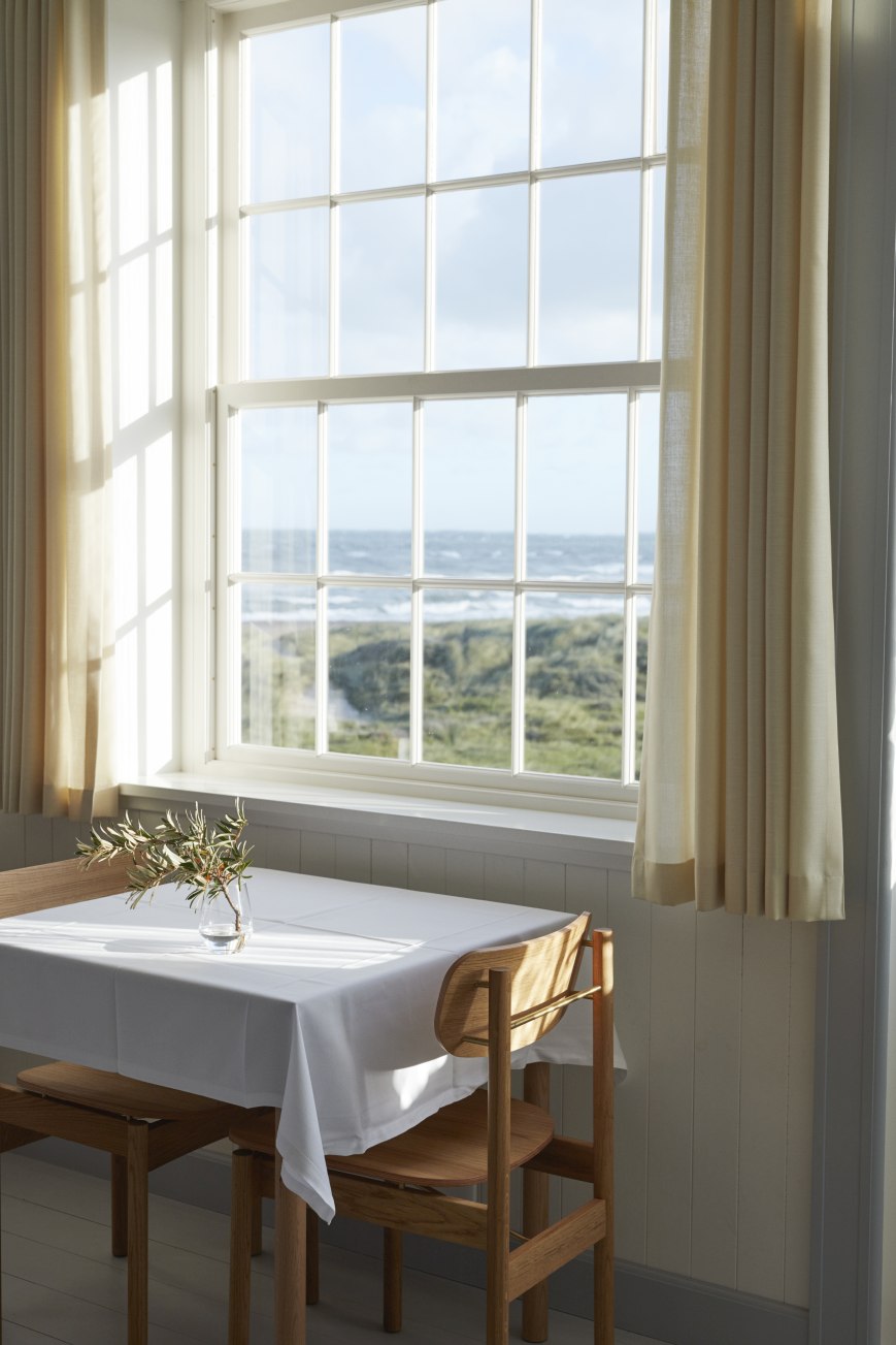 Heller Raum mit Esstisch und zwei Vester Chair Stühlen von Skagerak by Fritz Hansen.