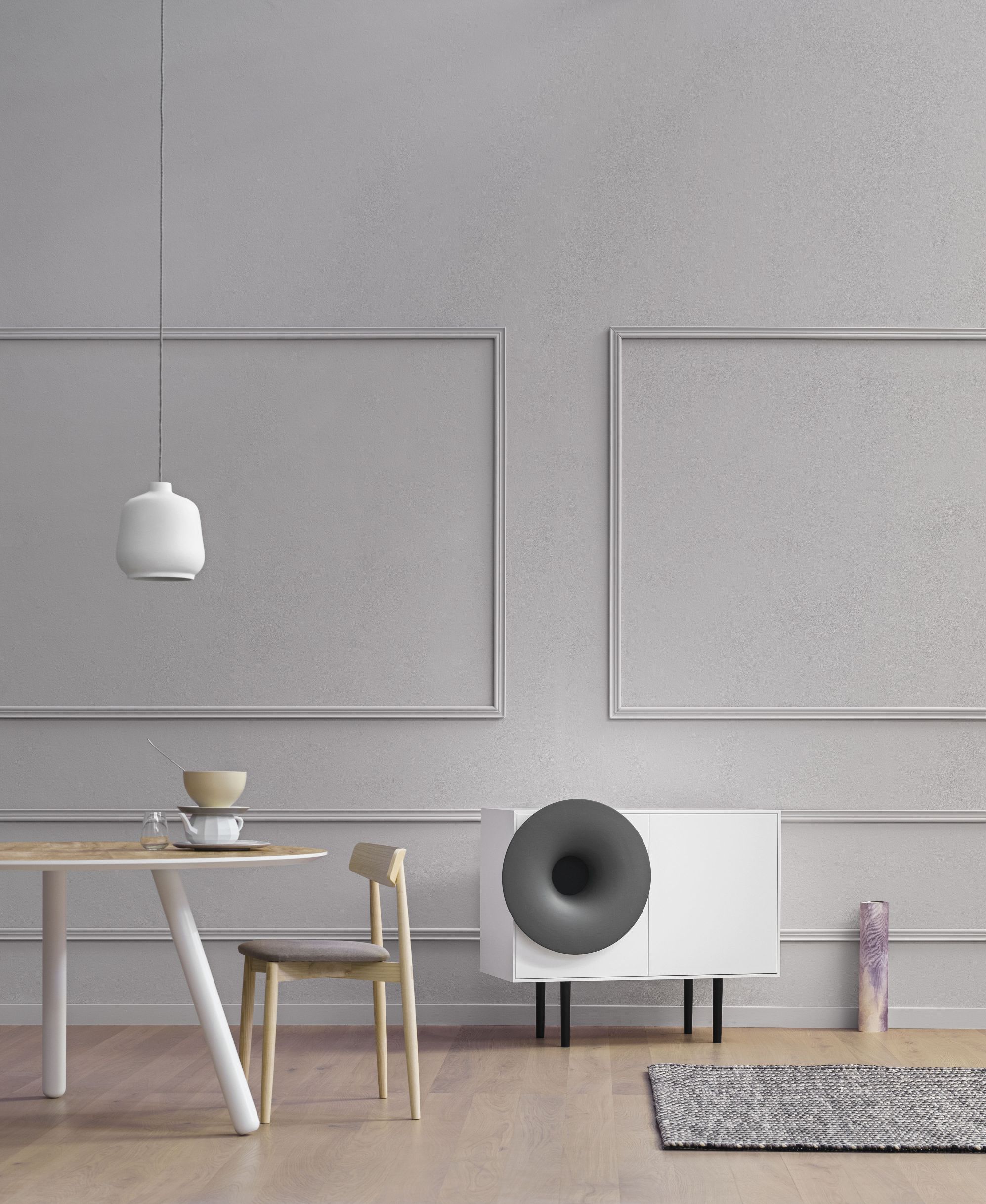 Weiße Caruso Anrichte von Miniforms mit trompetenförmigem, grauem Lautsprecher in modernem Wohnraum.