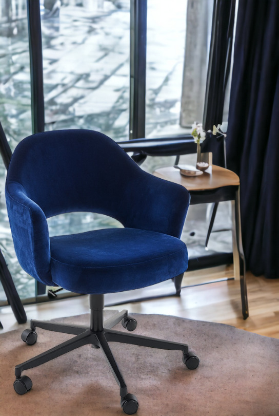 Blauer Saarinen Relax Konferenzstuhl mit Armlehne und 5-Stern Drehfuß von Knoll International.