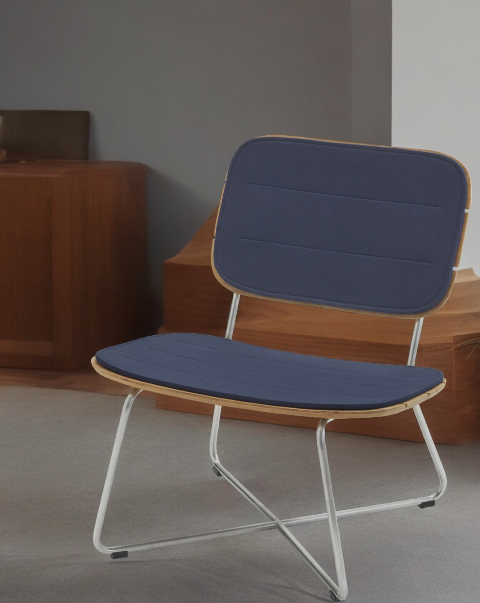 Lilium Lounge Chair mit blauem Sitzkissen von Skagerak by Fritz Hansen, Outdoor Stuhl.