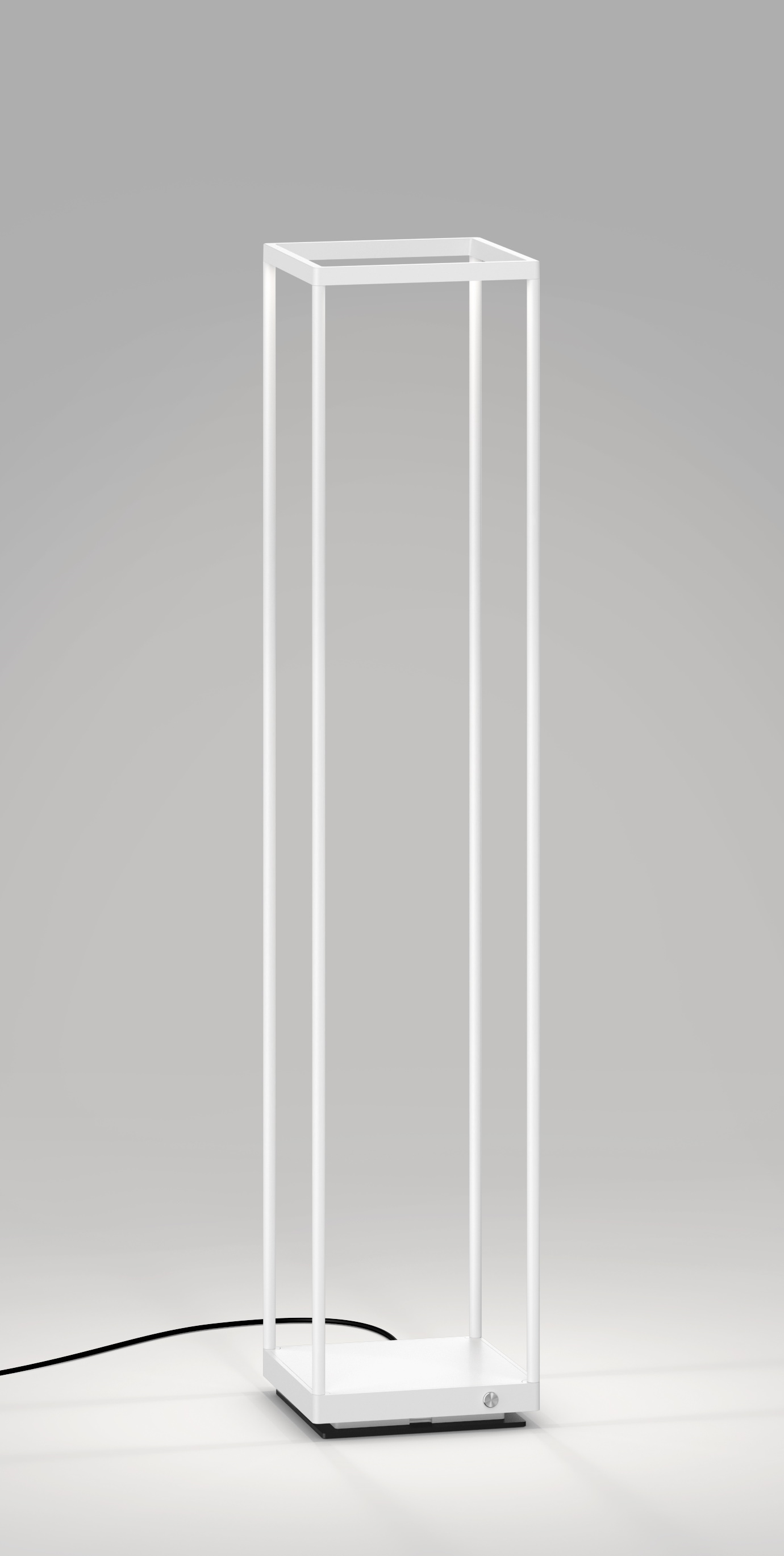 Weiße Reflex Stehleuchte von Serien Lighting: Moderne Bodenleuchte mit minimalistischem, kubischem Design.