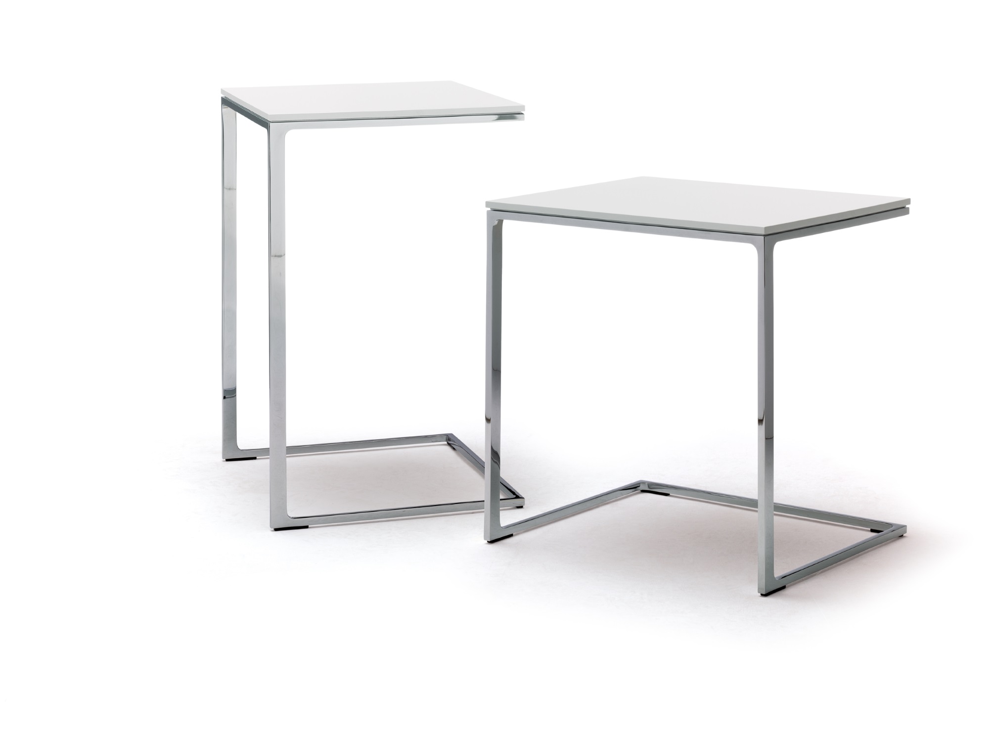 Zwei Mell Beistelltische niedrig mit weißer Tischplatte und verchromtem Gestell auf weißem Hintergrund.