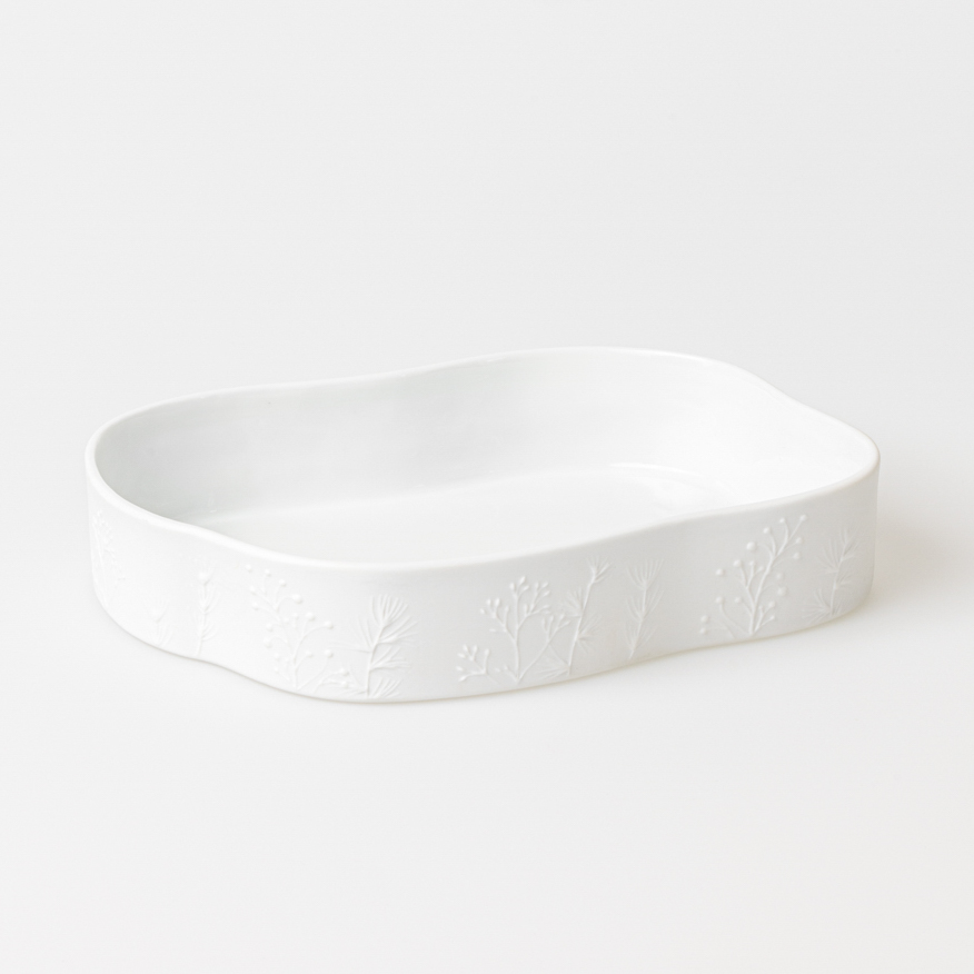 Weiße, längliche Räder Schale "Winterzauber" mit filigranem, floralem Reliefmuster für festliche Dekorationen und saisonale Arrangements.