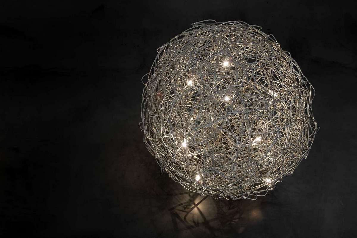 Fil de Fer Leuchte: Drahtkugel-Bodenleuchte von Catellani & Smith mit integrierten Leuchtdioden.