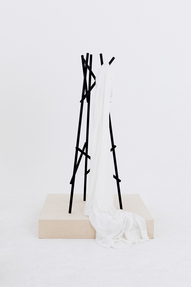 Kendo Garderobenständer von Cascando, schwarzes Gestell mit weißem Tuch, minimalistisches Design.