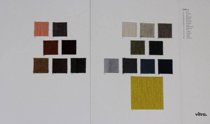 Vitra Stoffmusterkarte Iroko 2 mit verschiedenen Stoffproben in Braun-, Grau- und Gelbtönen.