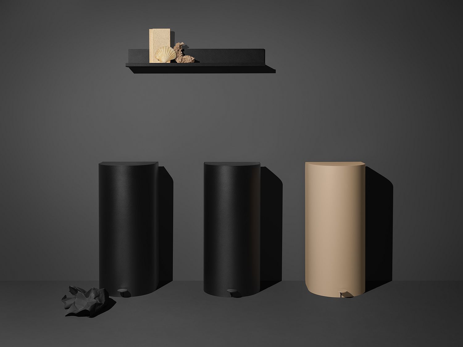 Drei Pelican Treteimer von Mizetto in Schwarz und Beige vor grauem Hintergrund.