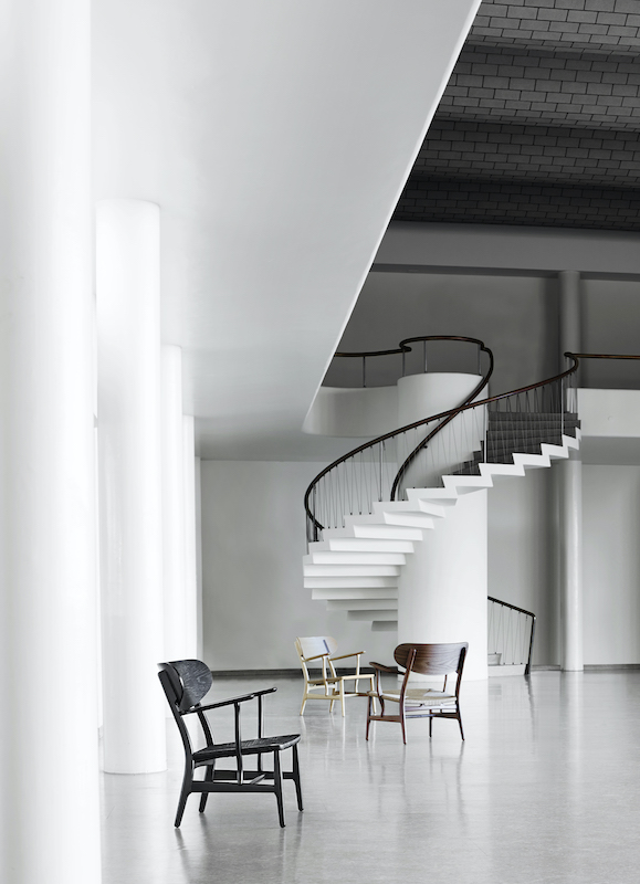 CH22 Lounge Sessel von Carl Hansen & Søn in modernem Interieur mit Wendeltreppe. Designklassiker.
