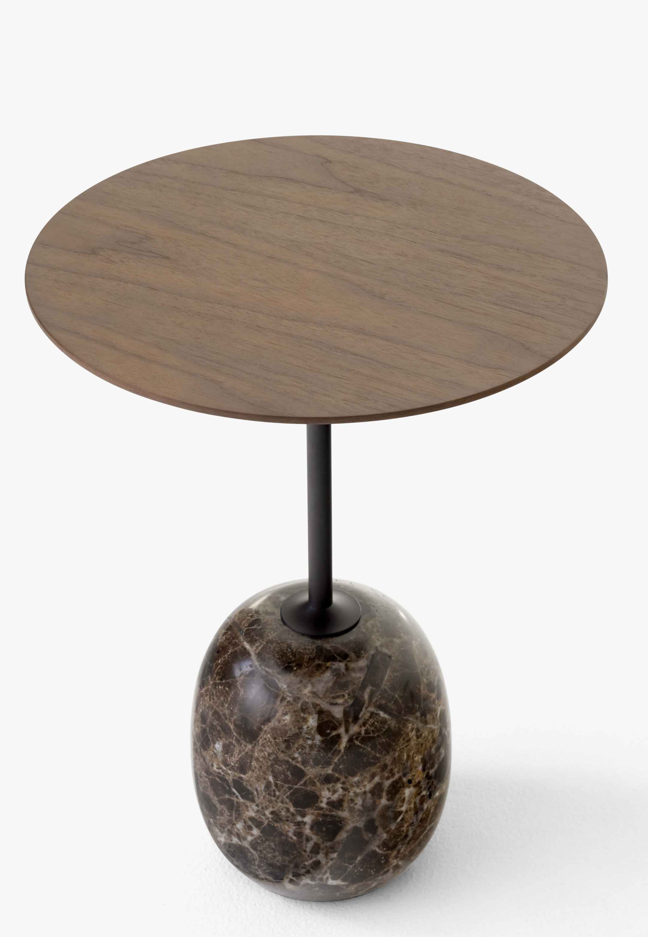 Lato Beistelltisch mit Nussbaum-Holzplatte und Marmorfuß Emparador von AndTradition.