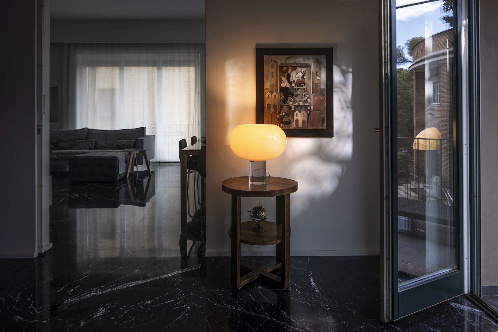 Buds 2 Tischleuchte von Foscarini in Cipria auf einem Beistelltisch, warmes Licht im Raum.