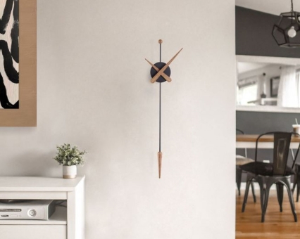 Moderne Wanduhr mit Pendel, schwarzem Zifferblatt und Holzzeigern, stilvolle Dekoration für Wohnzimmer und Büro.