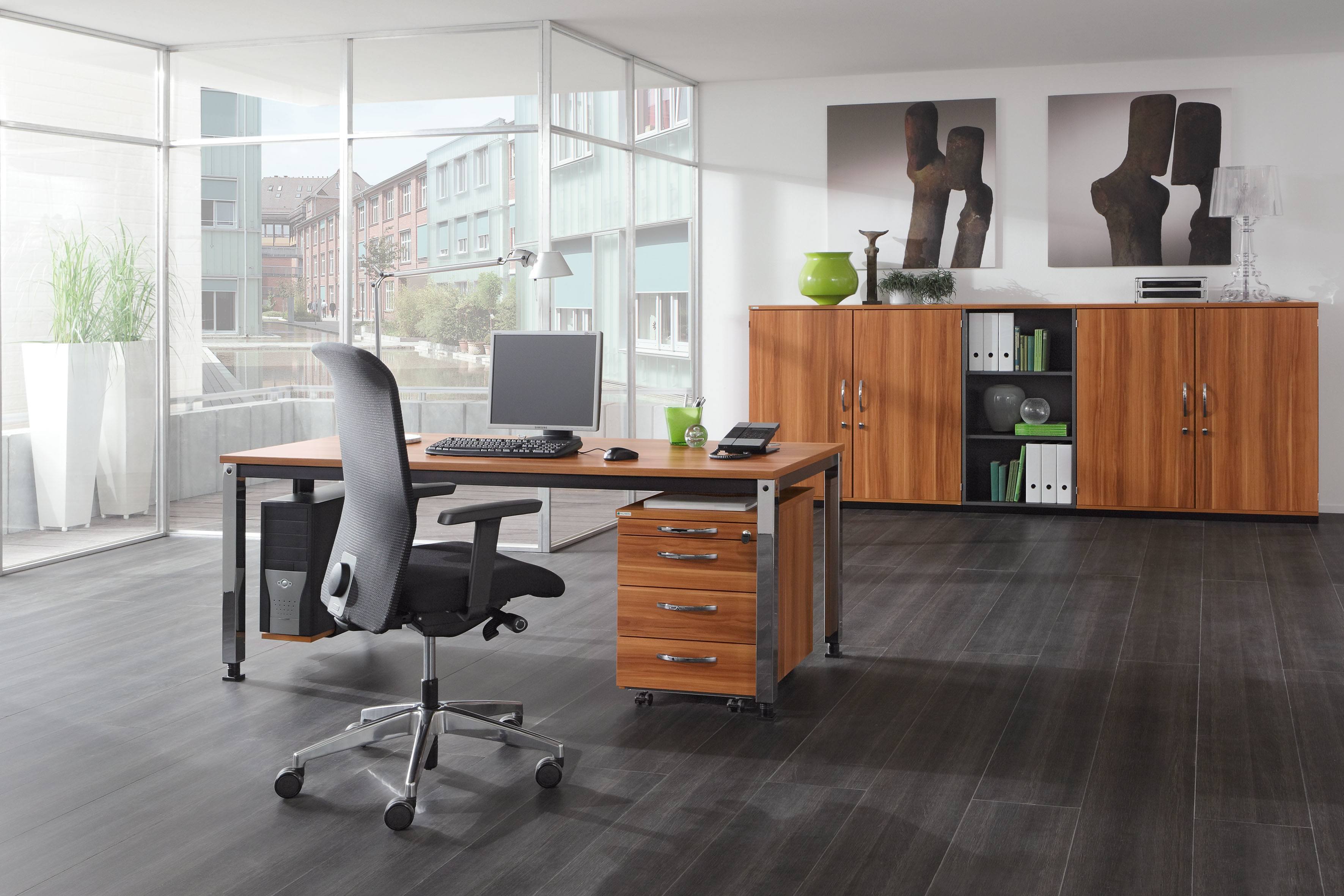 Büro mit Palmberg Schreibtisch, Schrankwand und Bürostuhl. Holzfarbener Tisch mit schwarzem Gestell. Konferenzmöbel für modernes Büro.
