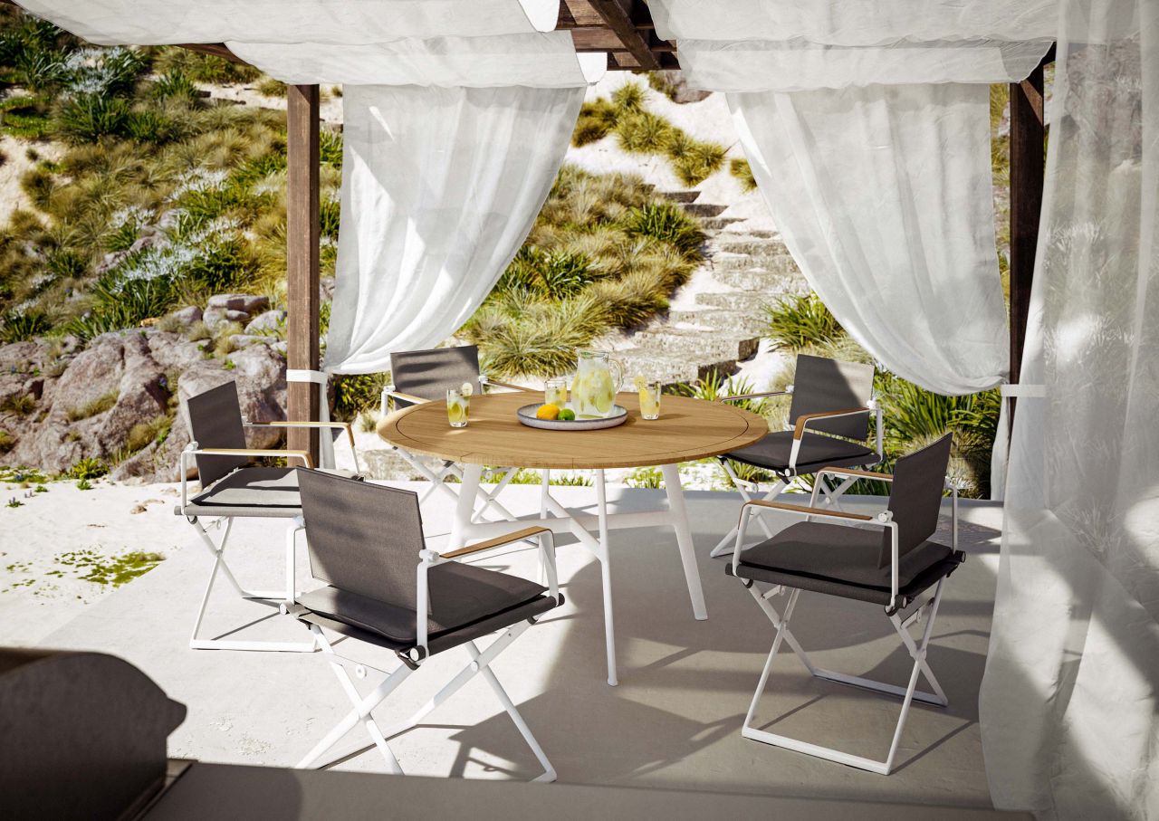 SeaX Armchair von Dedon: Graue Armlehnstühle mit weißem Gestell um einen runden Tisch im Freien.