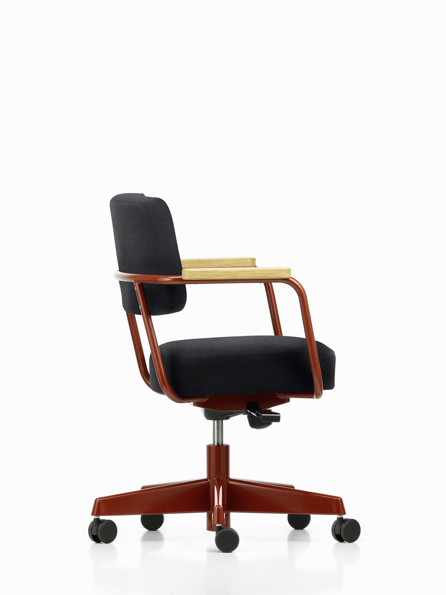 Vitra Fauteuil Direction Pivotant Bürostuhl in Schwarz und Rotbraun, Seitenansicht.