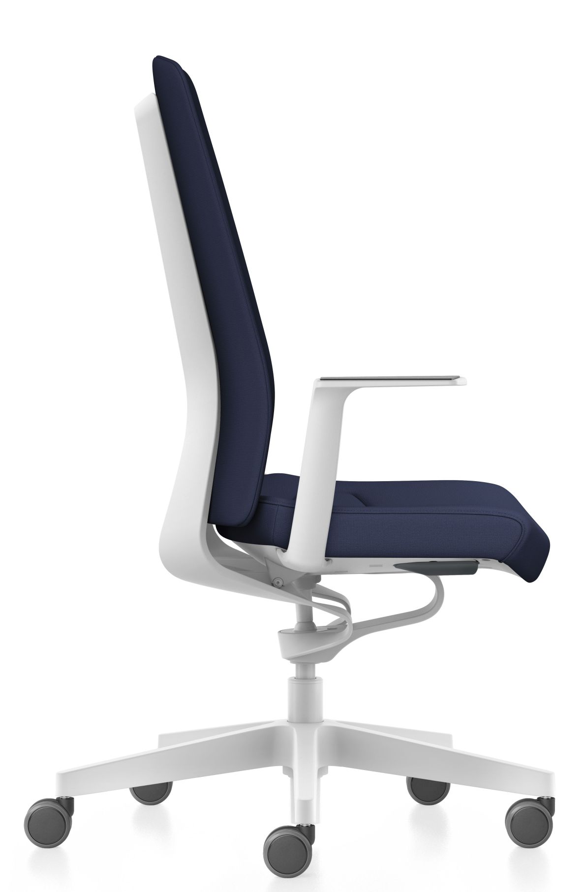 PUREis3 Bürostuhl von Interstuhl mit blauem Polsterrücken und weißem Gestell, Seitenansicht.