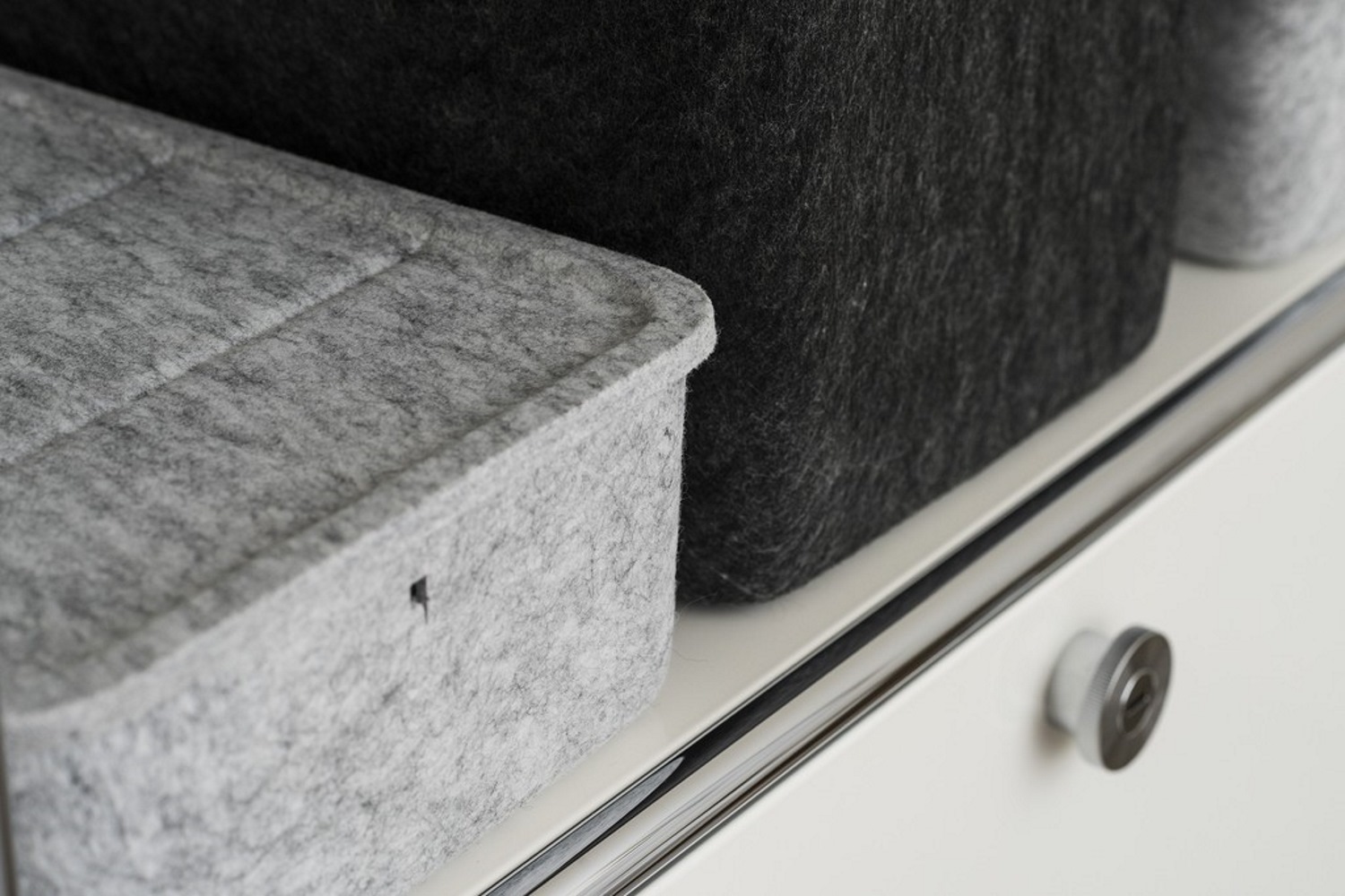 USM Haller Inos Box tief, graue und schwarze Filzboxen zur Aufbewahrung im USM Möbelbausystem.