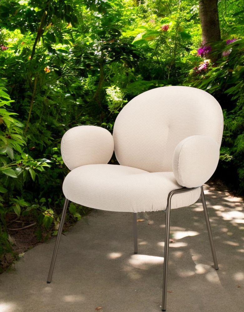 Nana Outdoor Armchair von Freifrau Manufaktur: Weißer Armlehnenstuhl mit hohen Armlehnen für den Garten.