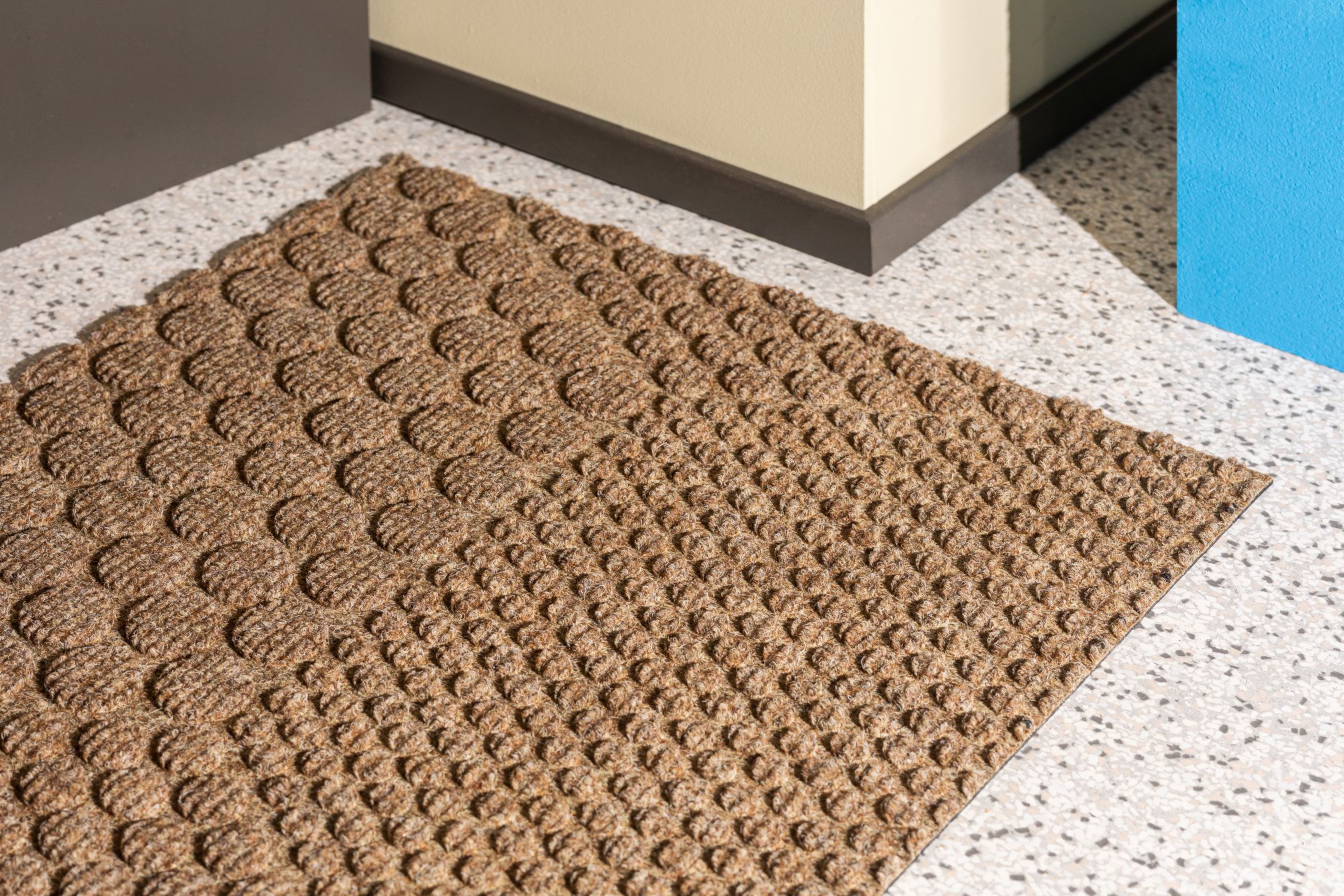 Hex Fußmatte Desert von Heymat, braune Fußmatte mit Noppenstruktur für den Innenbereich.