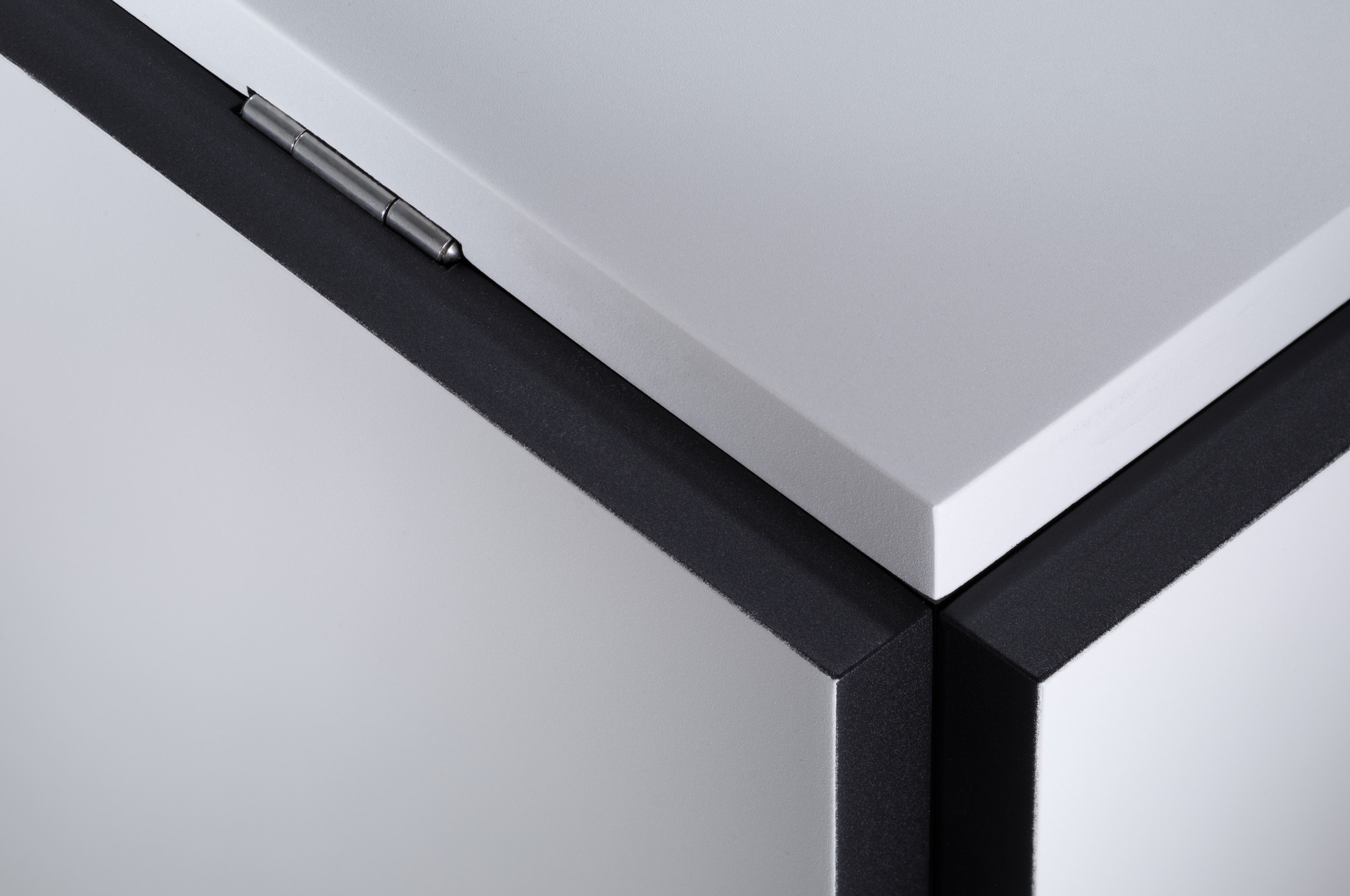 Detailaufnahme des K10N Klapptischs: Scharnier und Tischplatte in Weiß und Schwarz. Bauhausnowhaus Design.