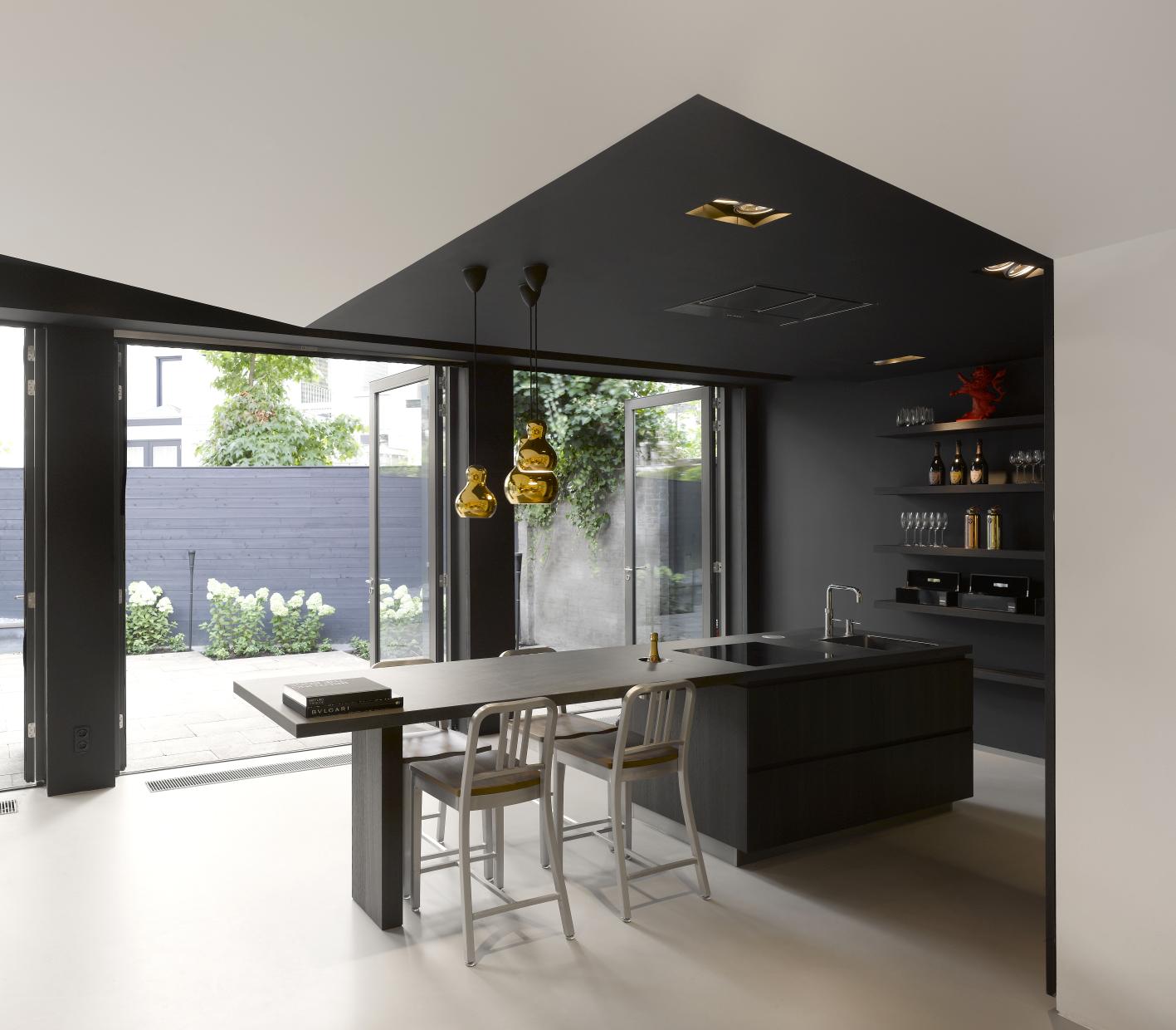 Navy Barstool Barhocker von Emeco in moderner Küche mit Kochinsel und Barhockern.