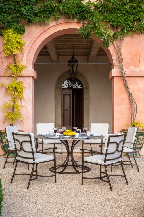 Emu Collier Armchair Outdoor: Gartenstuhl mit Armlehnen und Tisch auf einer Terrasse.